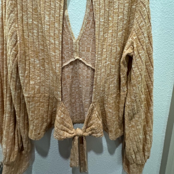 GENTLY USED WILLOW & ROOT BACKLESS SWEATER - Picture 5 of 5